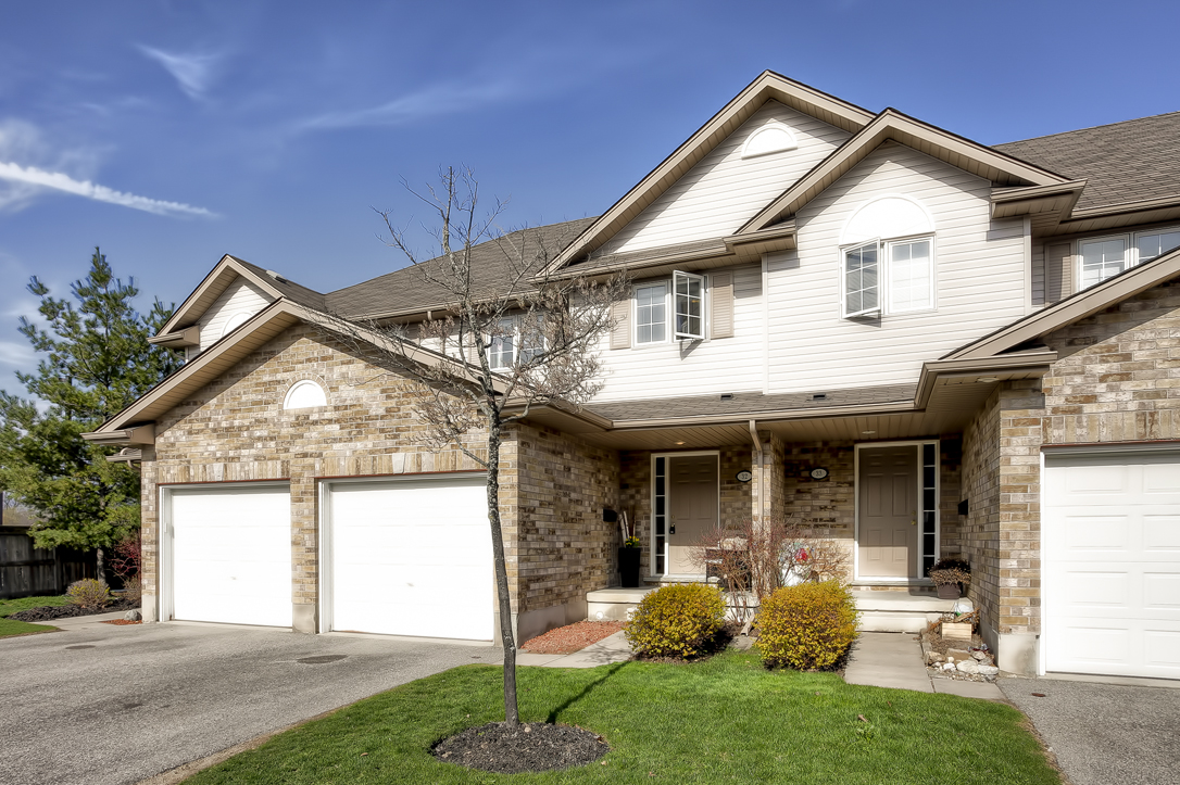 31 schroder crescent townhouse guelph 3 bedrooms garage front image